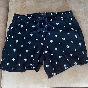 Black tie waist shorts with with prints